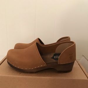 NWB Sandgrens Brett Low - Dexter Tan Clogs